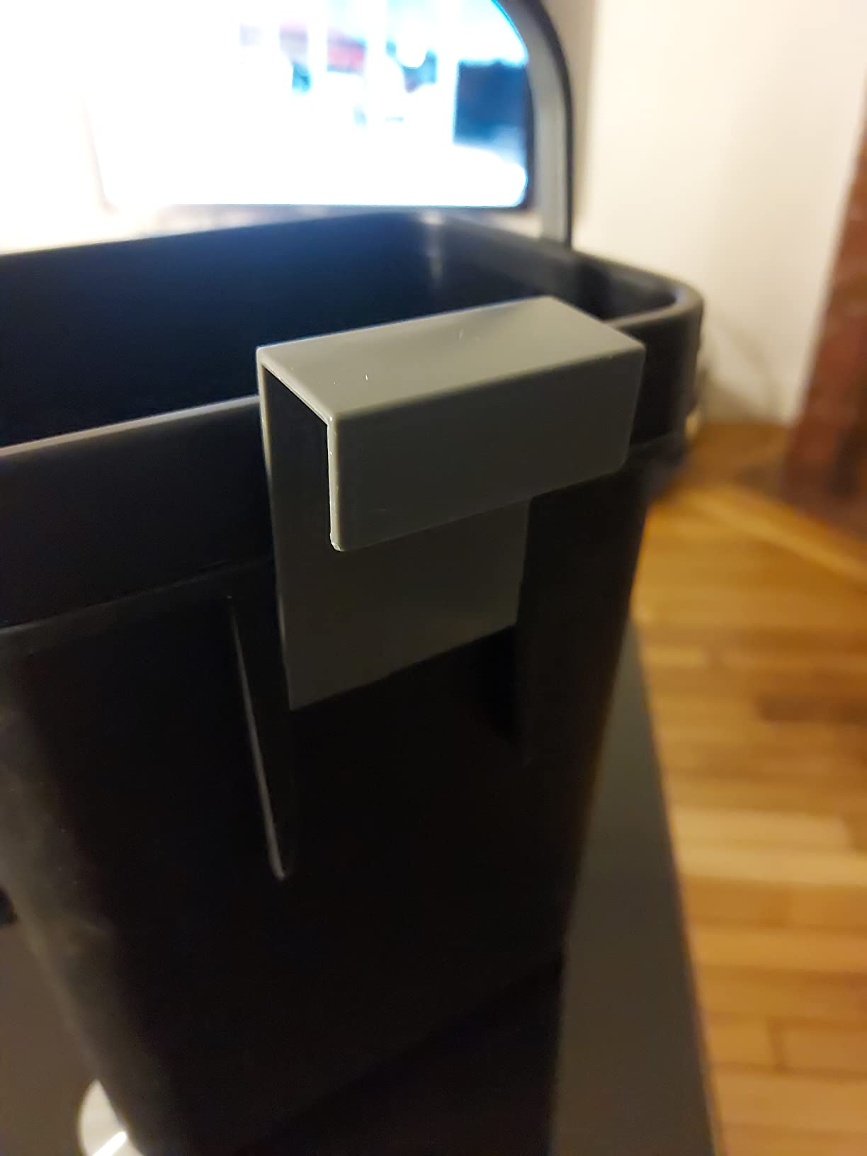 Wenko Tago pattumiera 5 L nera con manico sopra porta