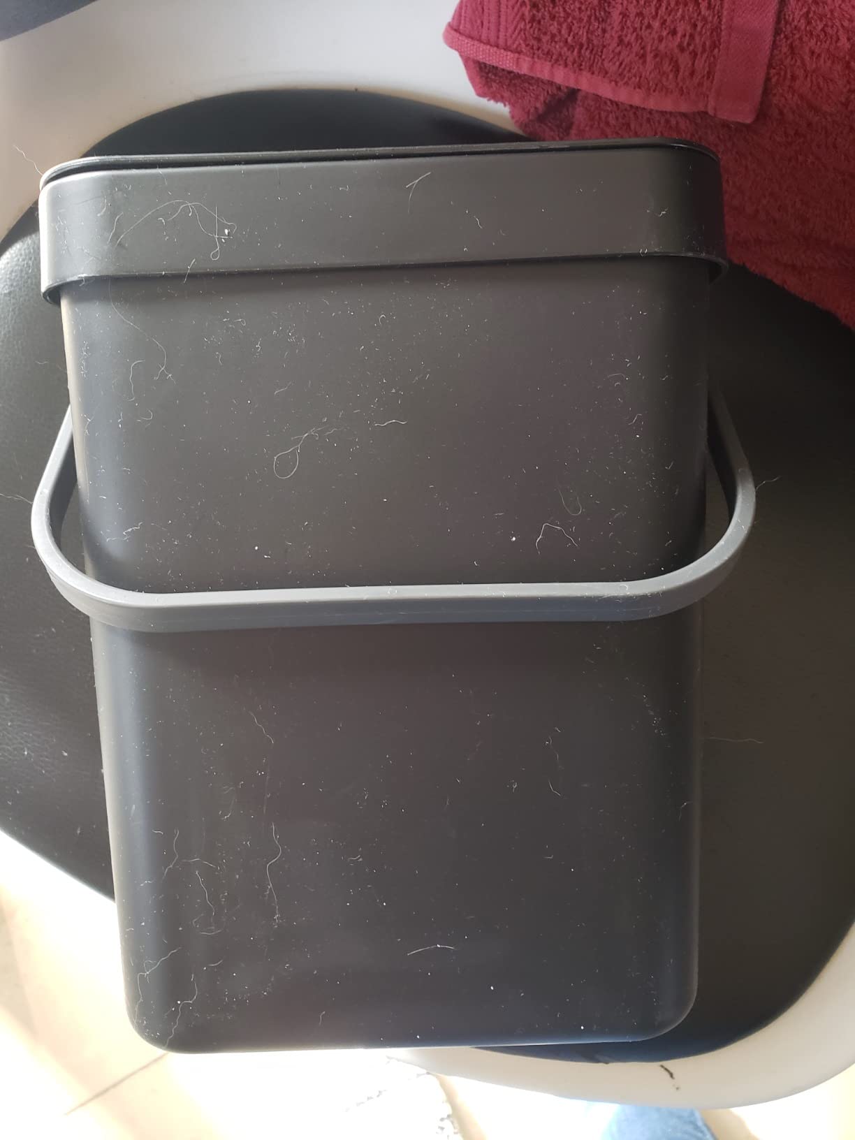 Wenko Tago pattumiera 5 L nera con manico sopra porta