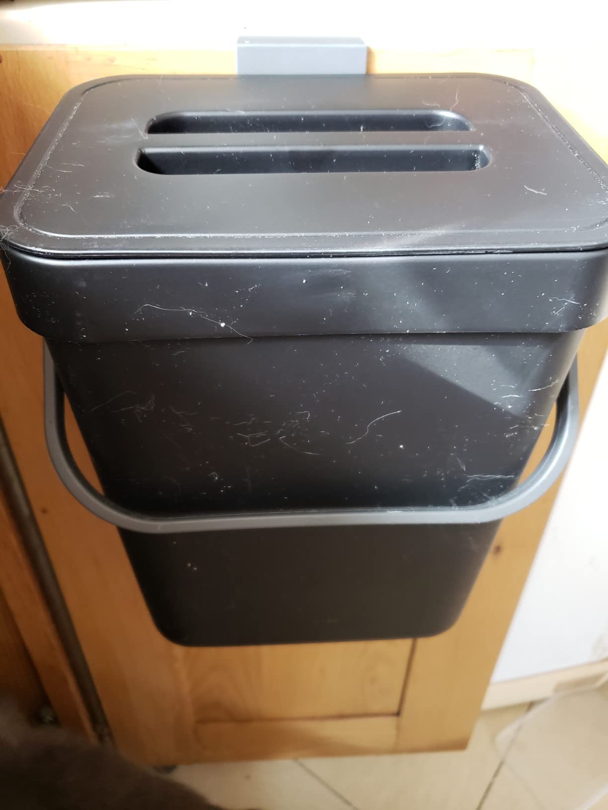 Wenko Tago pattumiera 5 L nera con manico sopra porta