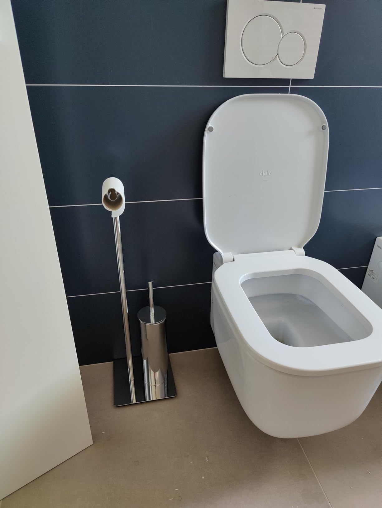 Wenko Recco piantana bagno satinato con scopino silicone