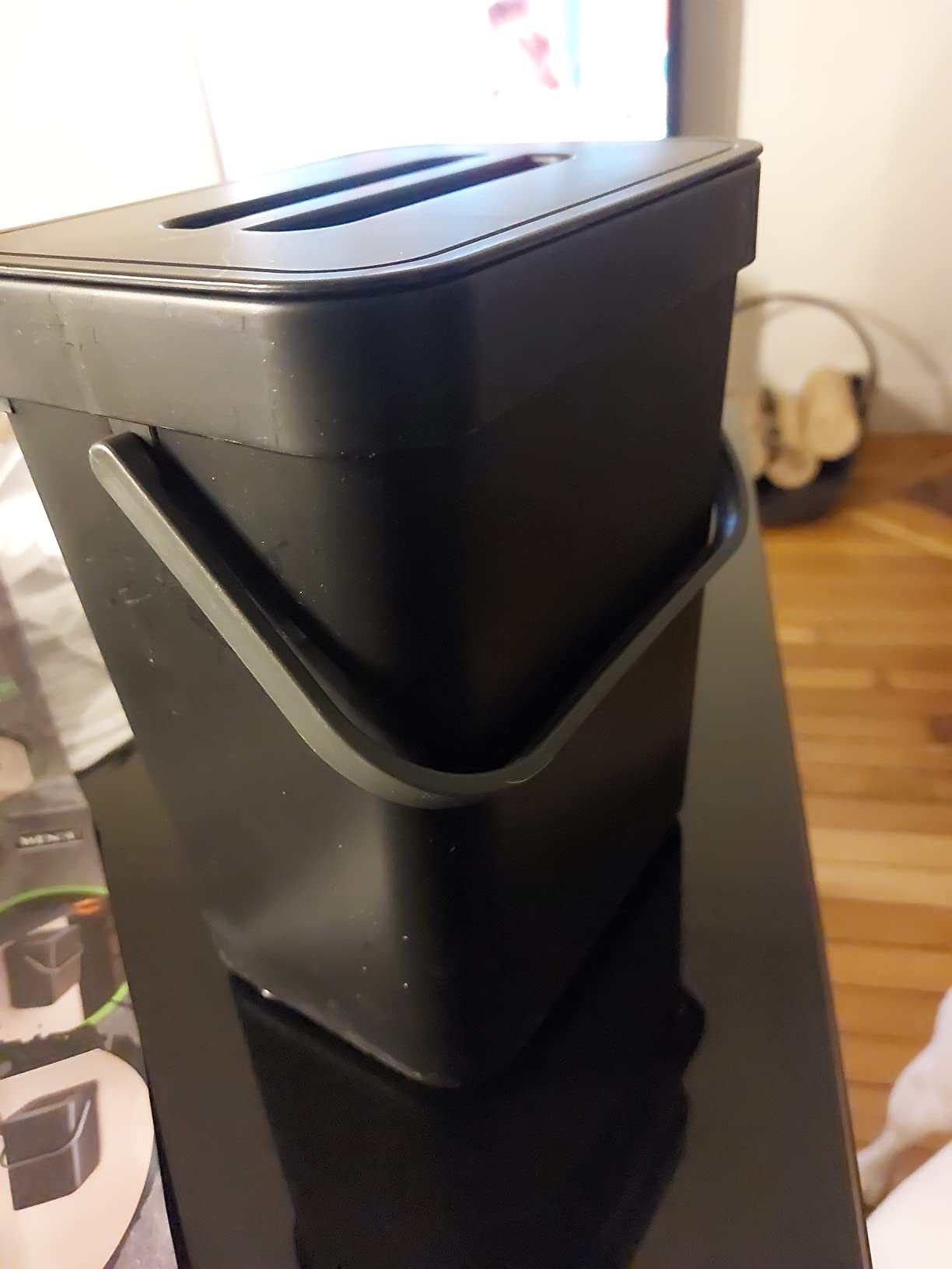 Wenko Tago pattumiera 5 L nera con manico sopra porta