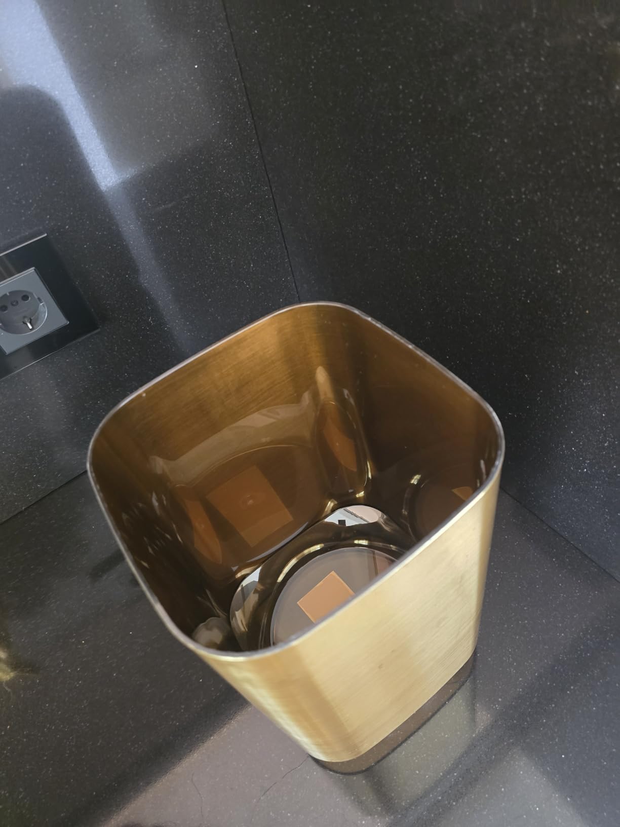 Wenko Pattumiera Bagno Oro 5,5 L con Coperchio Basculante