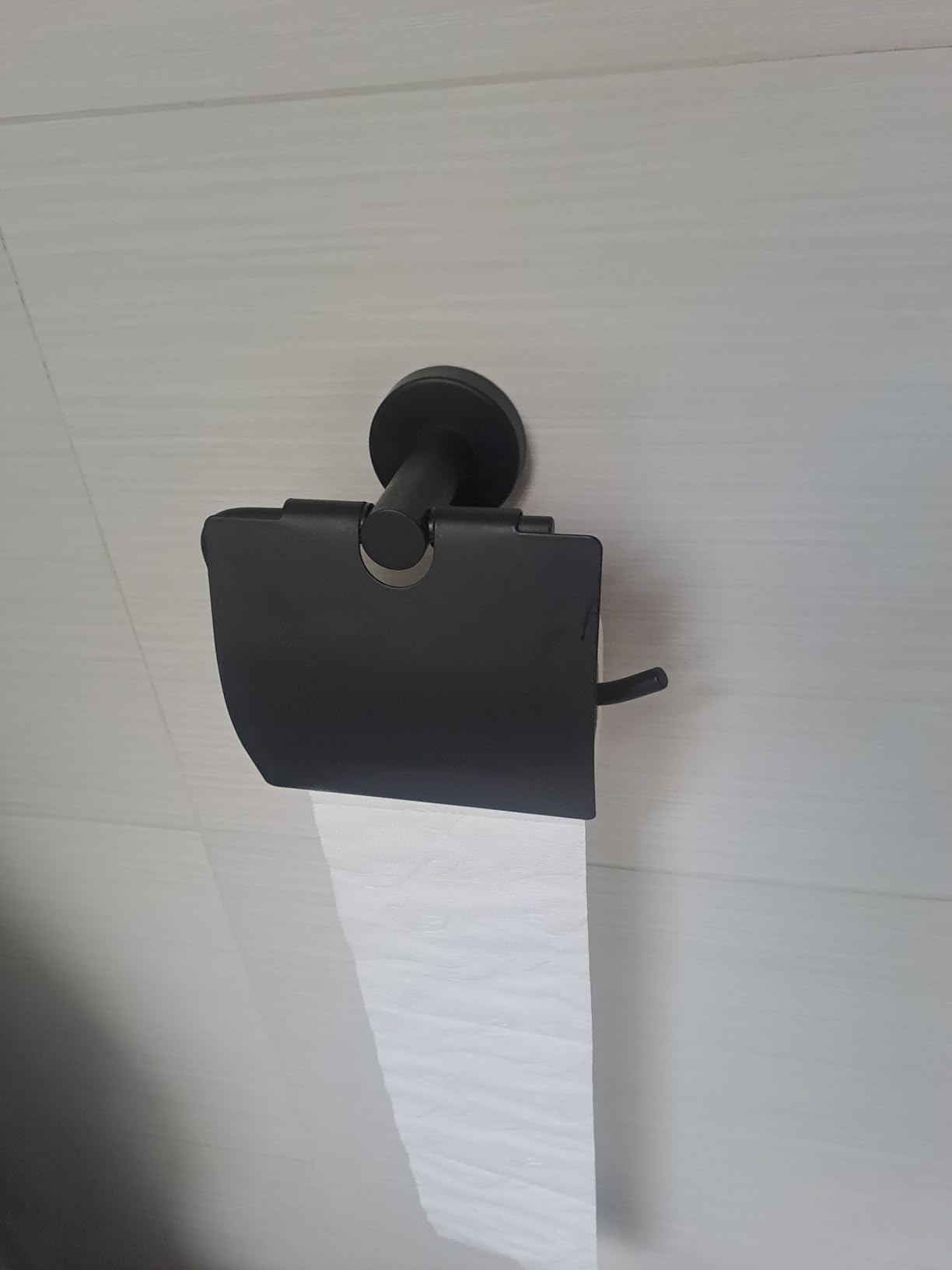 Wenko Bosio portarotolo carta igienica con coperchio nero opaco
