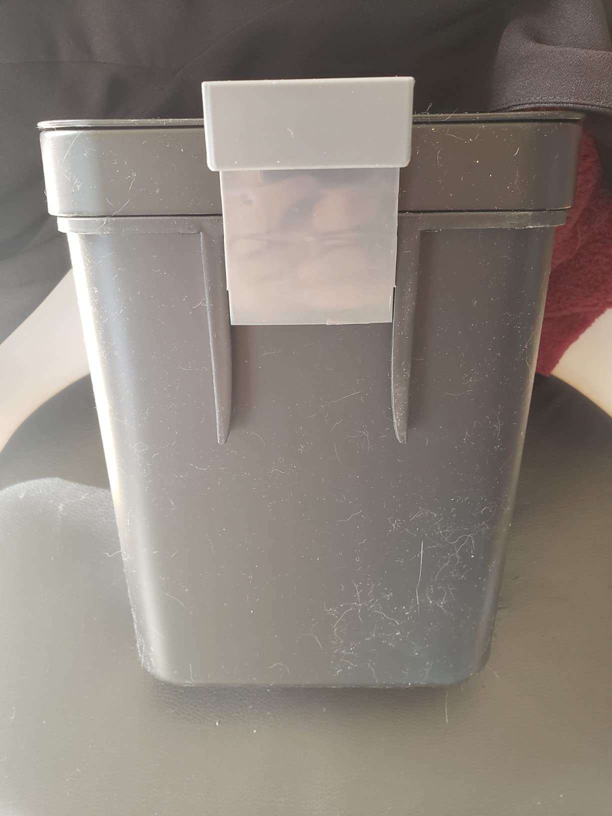 Wenko Tago pattumiera 5 L nera con manico sopra porta