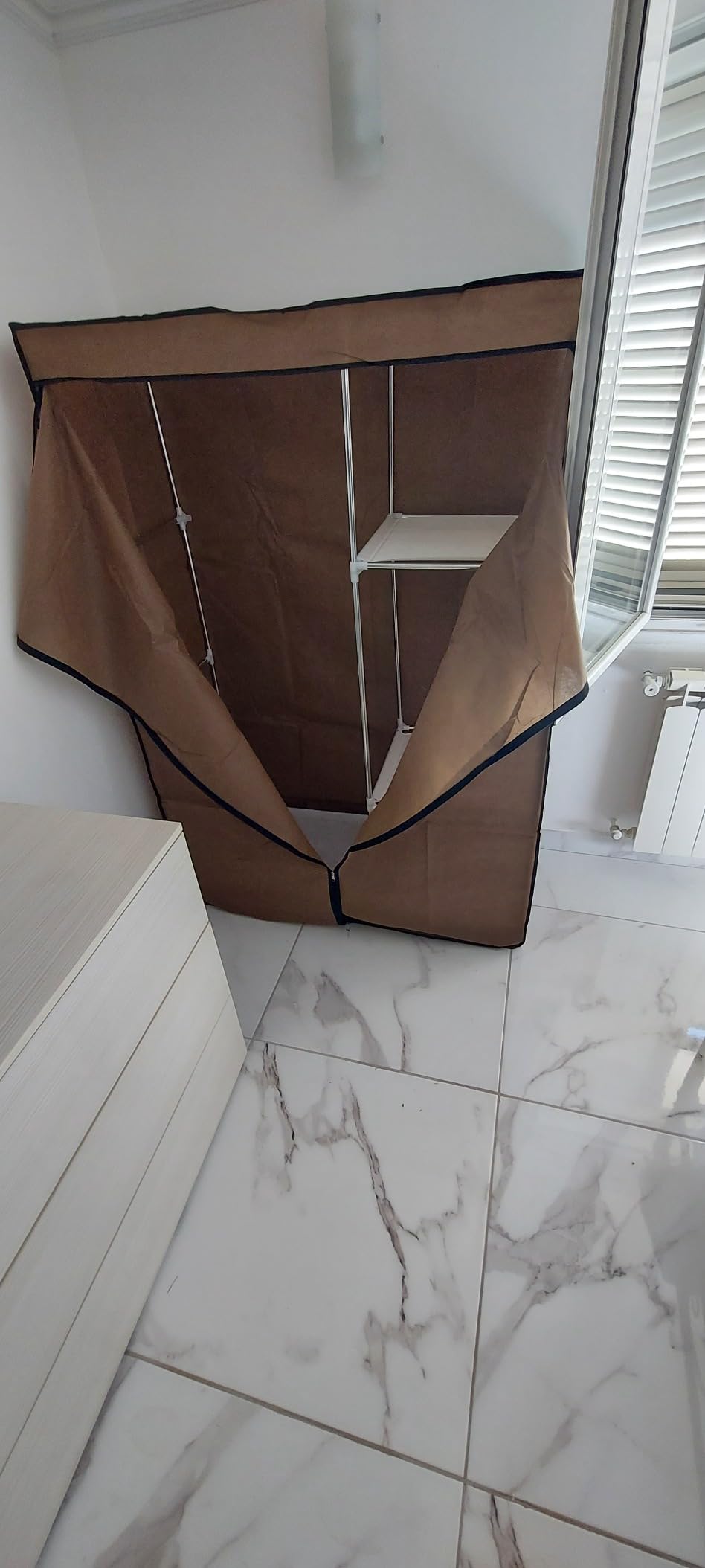 Cecaro Group armadio in tessuto beige 2 ripiani 3 cassetti