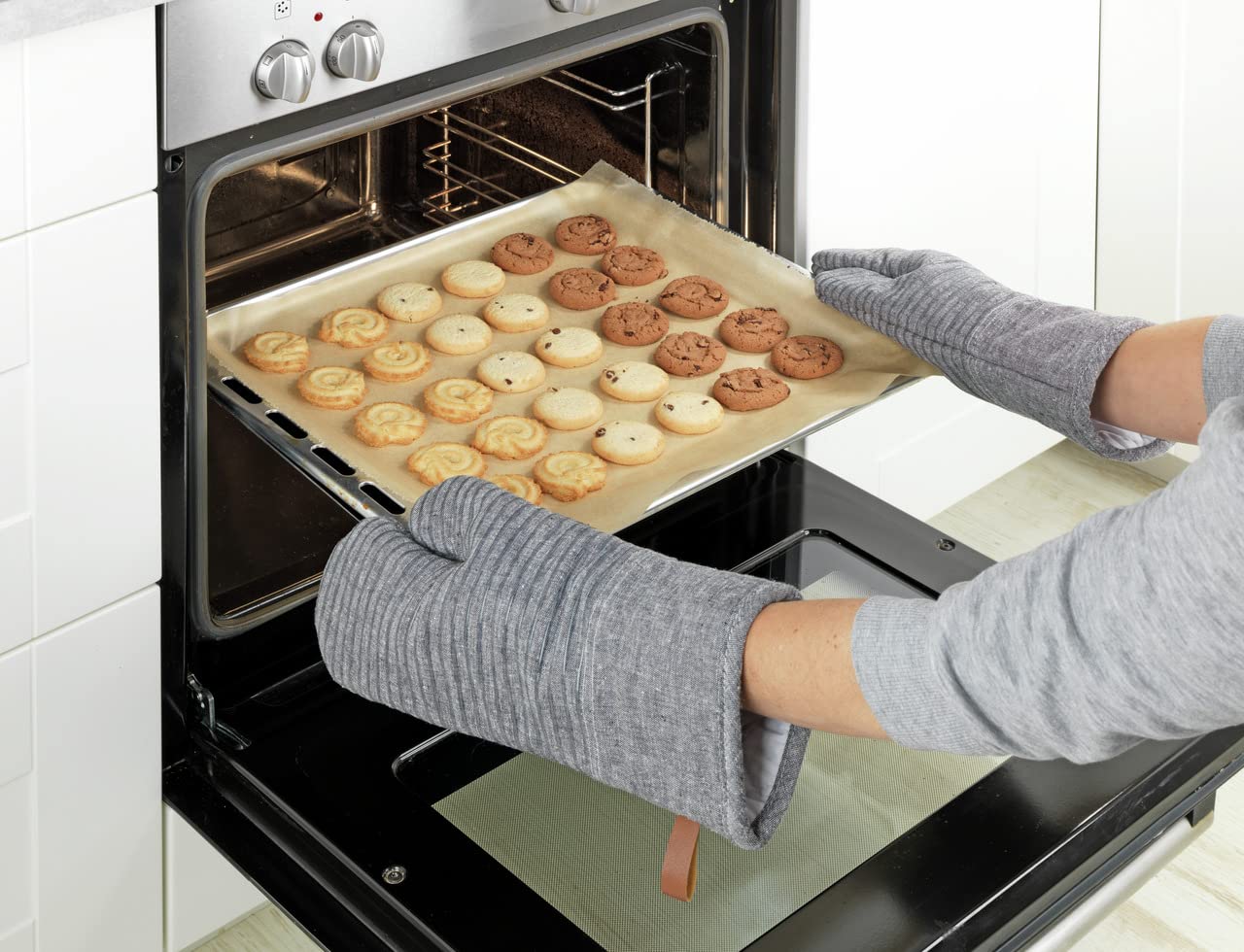 Wenko Ada Stripes Guanti da Forno grigi in cotone
