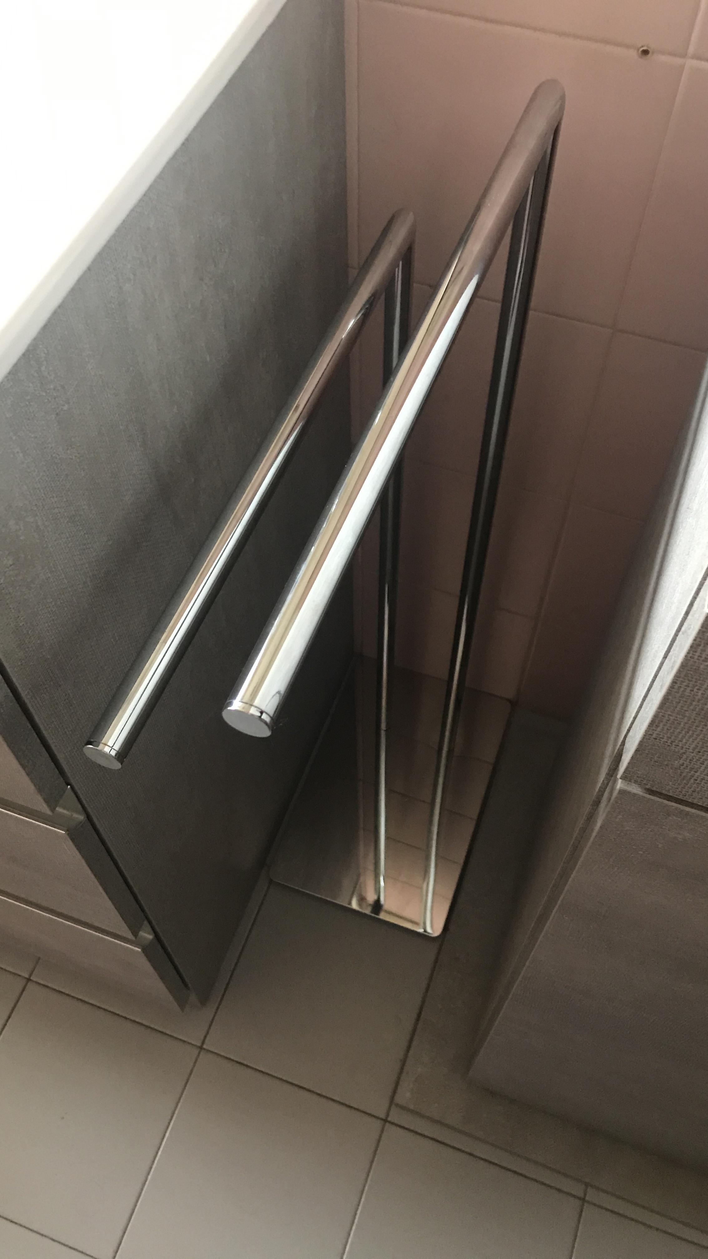 Wenko Recco portasciugamani da pavimento satinato acciaio inox
