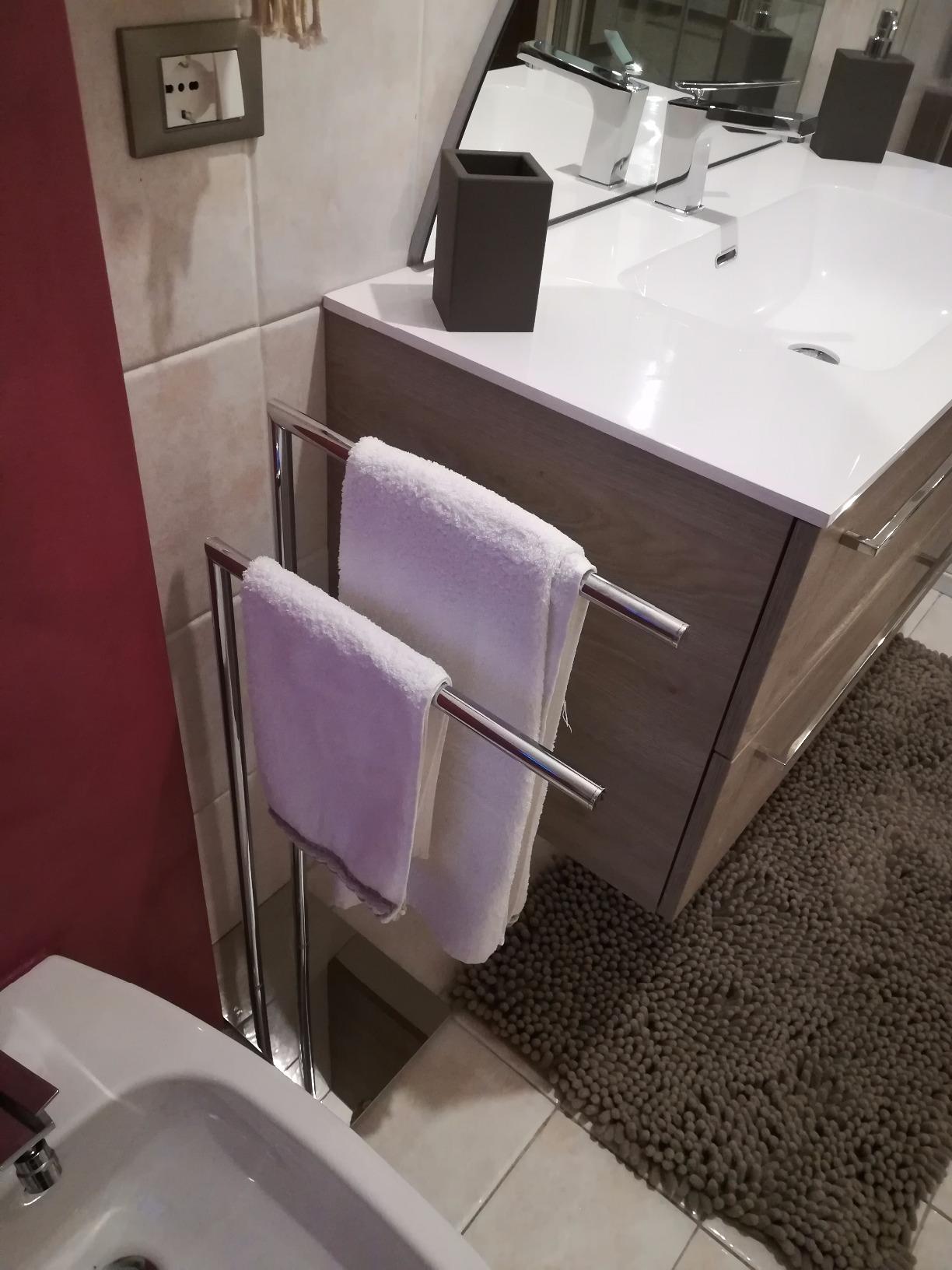 Wenko Recco portasciugamani da pavimento satinato acciaio inox