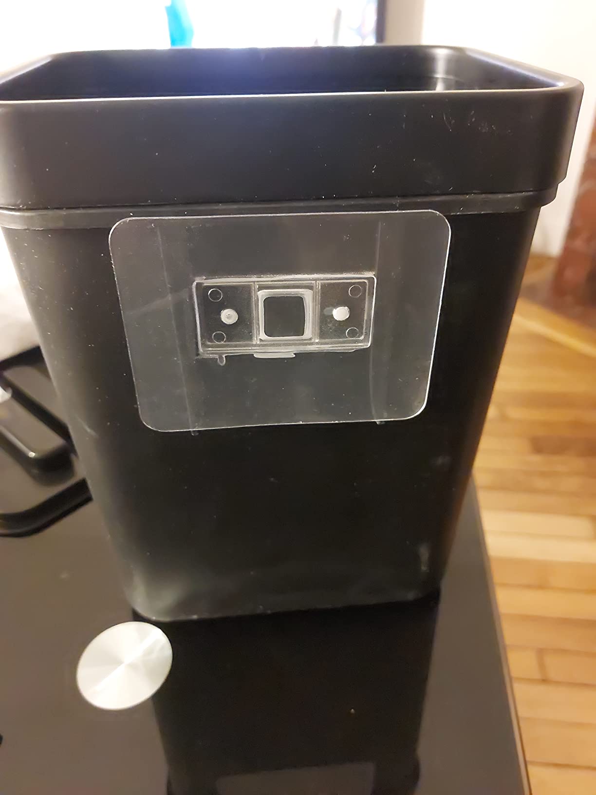 Wenko Tago pattumiera 5 L nera con manico sopra porta